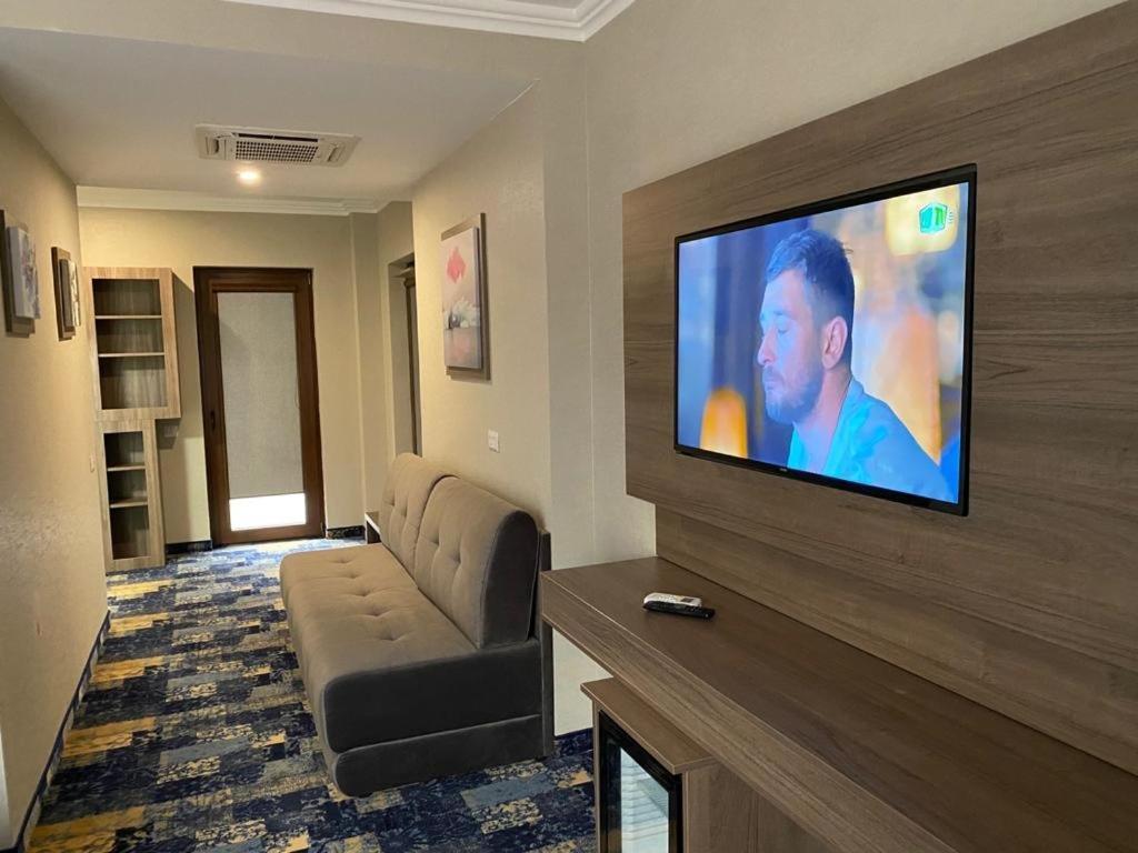 Hotel Yarus Plus بلوييست المظهر الخارجي الصورة