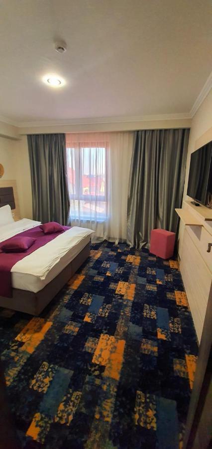Hotel Yarus Plus بلوييست المظهر الخارجي الصورة