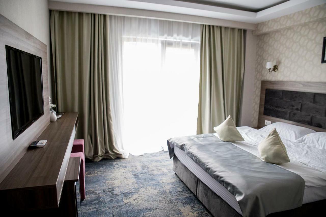 Hotel Yarus Plus بلوييست المظهر الخارجي الصورة