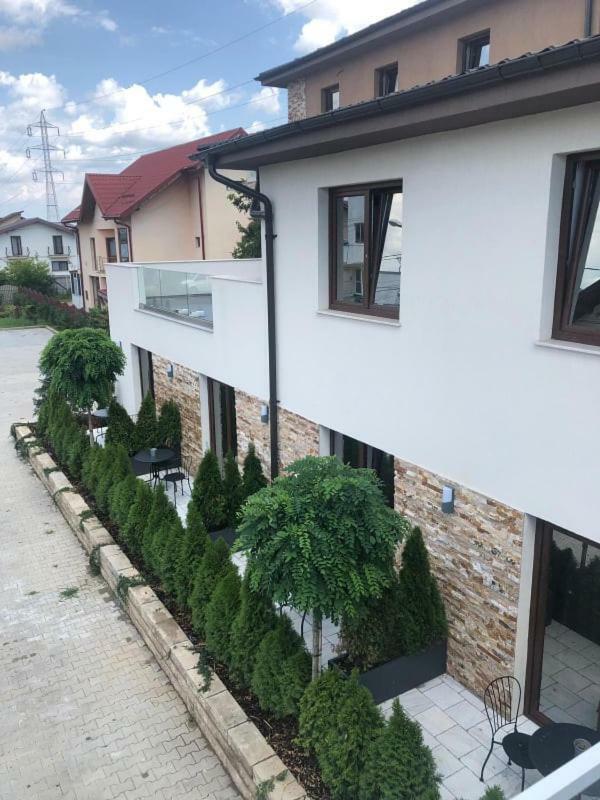 Hotel Yarus Plus بلوييست المظهر الخارجي الصورة