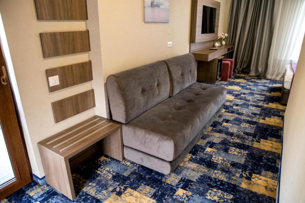 Hotel Yarus Plus بلوييست المظهر الخارجي الصورة